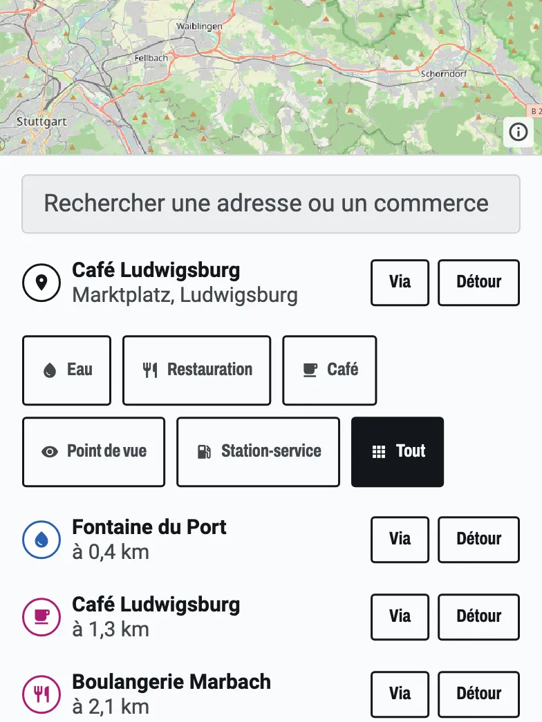 La recherche d'arrêts sur le parcours : Café Ludwigsburg trouvé sur la Marktplatz, et une liste d'arrêts proches, chacun avec les boutons Via et Détour.