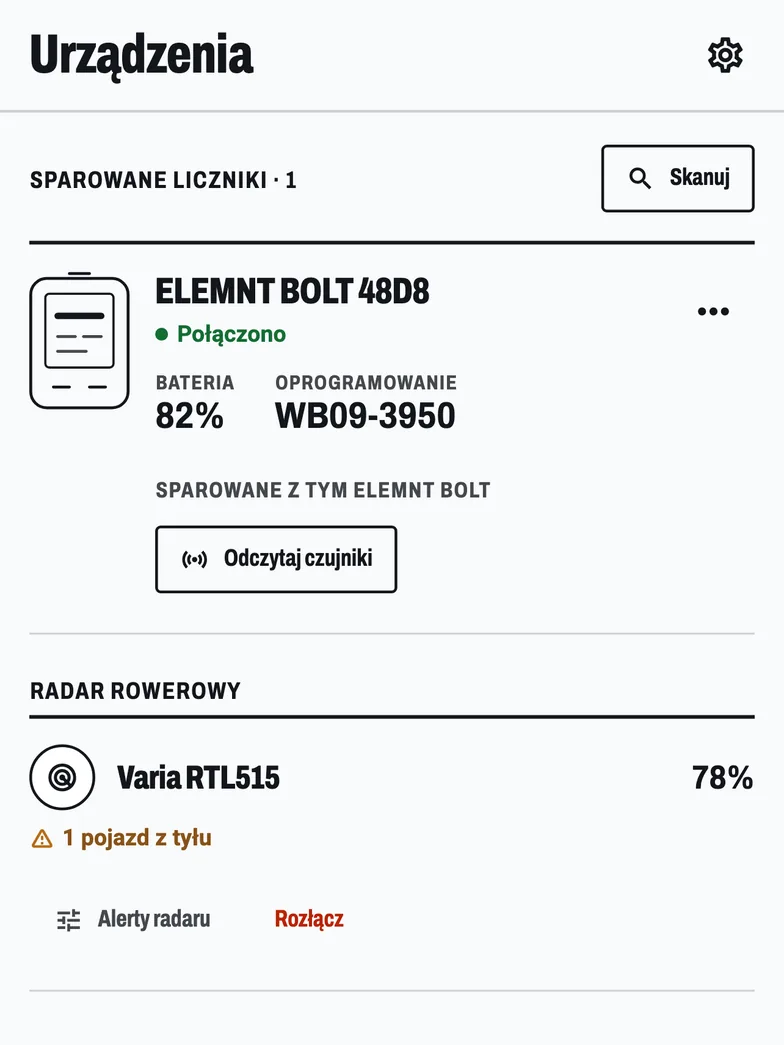 Ekran Urządzenia: połączony ELEMNT BOLT, bateria 82 procent i widoczna wersja firmware’u, a pod nim sparowany radar rowerowy Varia.