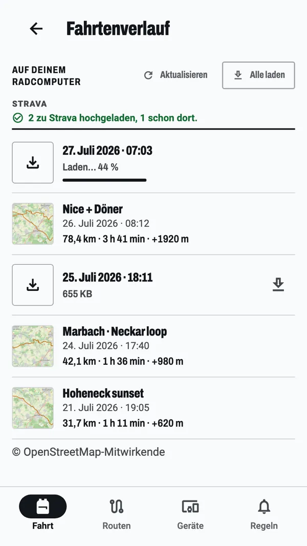 Fahrtenverlauf: eine Fahrt, die bei 44 % vom Radcomputer lädt, der Hinweis, dass zwei Fahrten zu Strava hochgeladen wurden und eine schon dort war, und die Fahrten auf dem Handy, jede mit einer kleinen Karte ihrer Strecke.