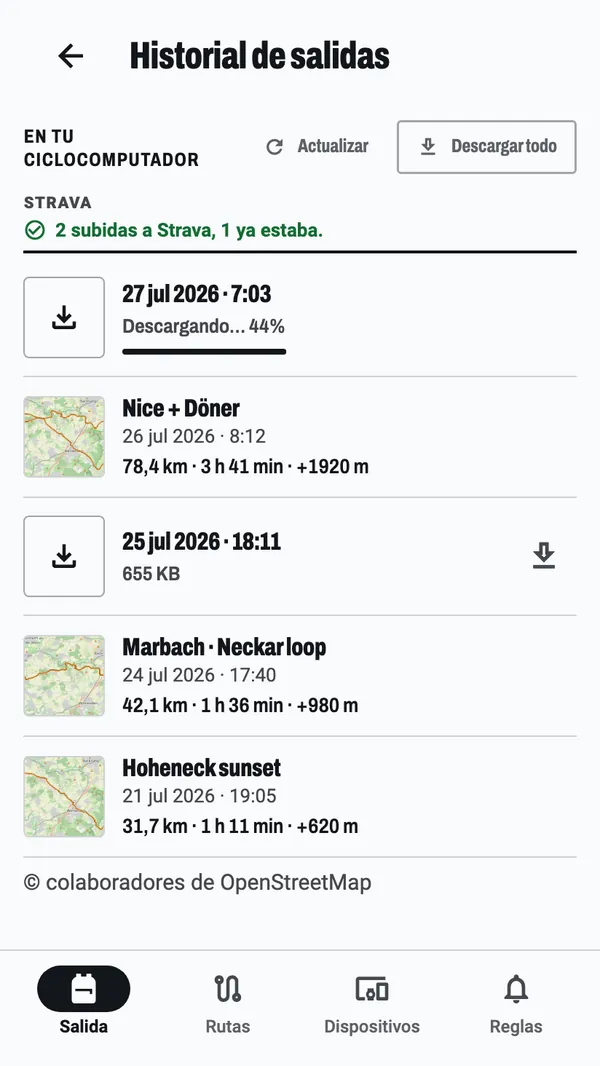 Historial de salidas: una salida descargándose del ciclocomputador al 44 %, el aviso de que dos salidas se subieron a Strava y una ya estaba, y las salidas ya en el móvil, cada una con un pequeño mapa de su recorrido.