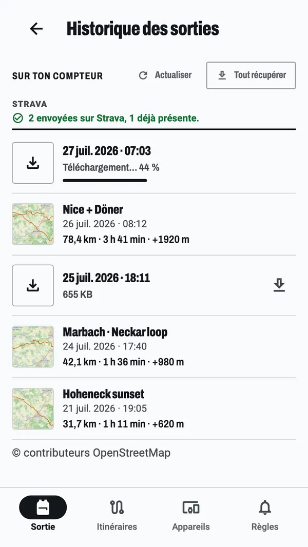 L'historique des sorties : une sortie en cours de téléchargement depuis le compteur à 44 %, l'indication que deux sorties sont parties sur Strava et qu'une y était déjà, et les sorties sur le téléphone, chacune avec une petite carte de son tracé.