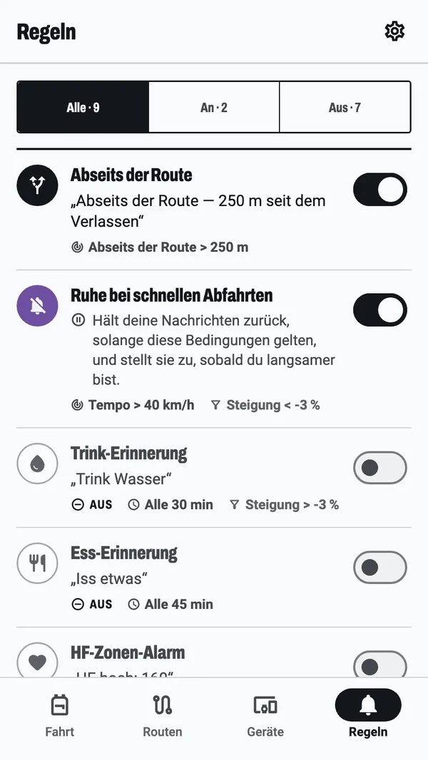 Der Regeln-Tab: neun Regeln, zwei davon an, darunter eine Warnung beim Verlassen der Route und Ruhe bei schnellen Abfahrten, jede mit dem Text, den sie auf den Radcomputer schreibt, und dem, was sie auslöst.